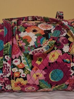 Vera Bradley Large Travel Duffle Bag With The Pattern Va Va Bloom.